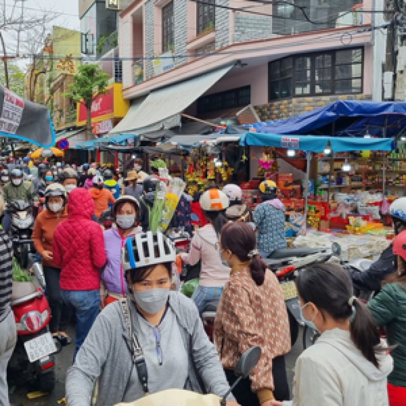Cơn lốc hối hả trong những giờ phút cuối cùng của năm Ất Tỵ