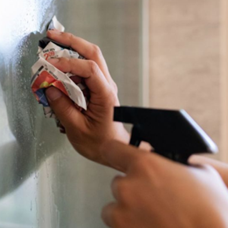 Mẹo lau kính không để lại vệt: Bí kíp giúp không gian sống sáng bóng