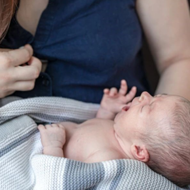 Tại sao em bé khóc sau khi bú? Nguyên nhân và cách xử lý hiệu quả