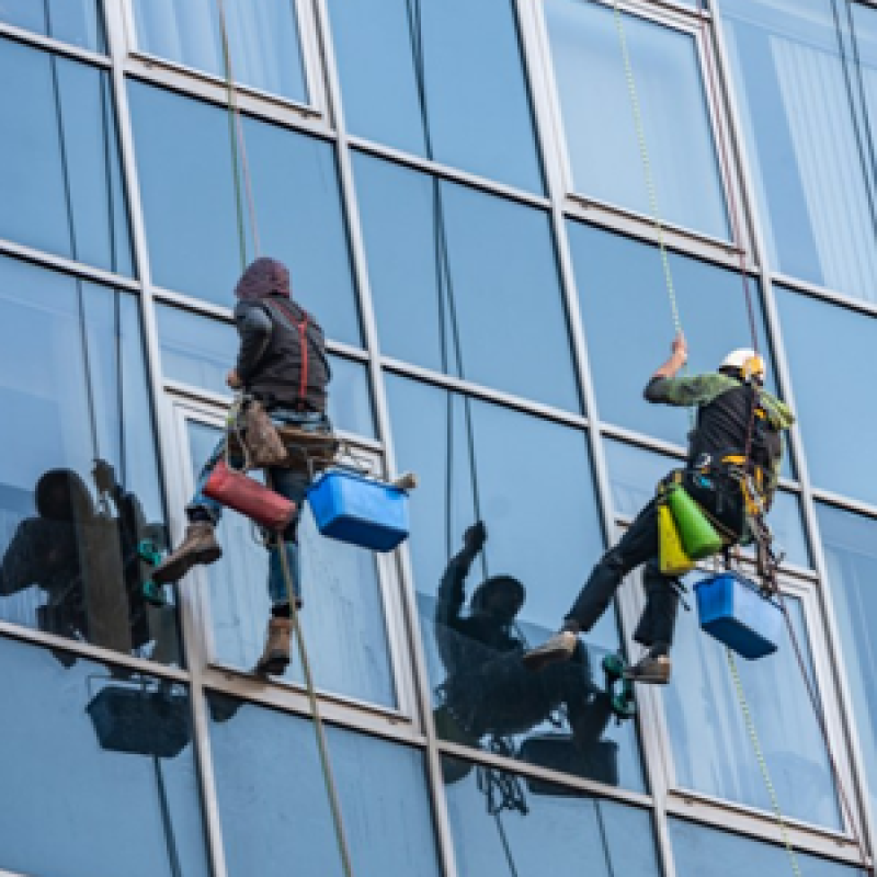 Top 5 dịch vụ lau kính tòa nhà chuyên nghiệp hàng đầu tại TP.HCM