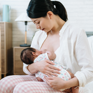 Mẹ bỉm có cần kiêng tắm trong tháng đầu tiên sau sinh không?