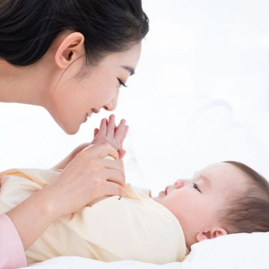 Sau sinh bao lâu thì mẹ bỉm được ra ngoài? Giải mã quan niệm ở cữ hiện đại