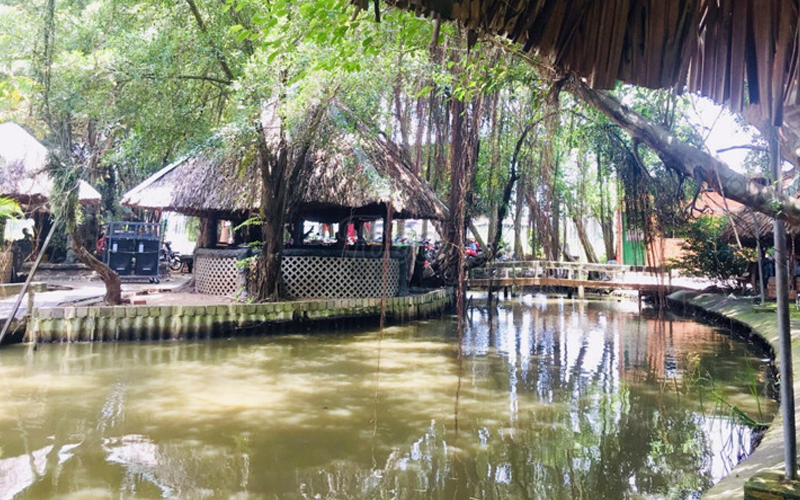 Nhà Hàng Cánh Đồng Hoang