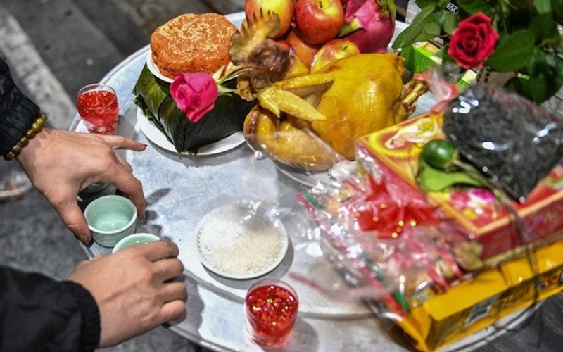 Cách chuẩn bị và bày mâm cúng Giao thừa ngoài trời