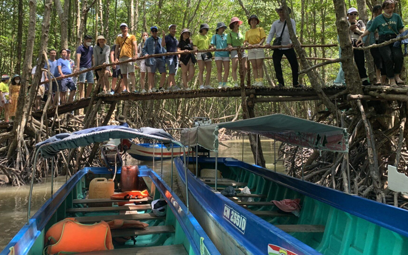 Đi thuyền đến mũi Cà Mau