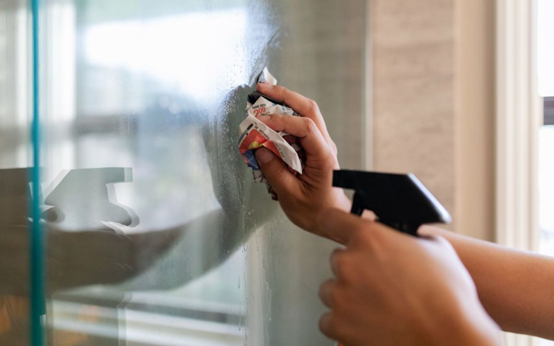 Mẹo lau kính không để lại vệt: Bí kíp giúp không gian sống sáng bóng