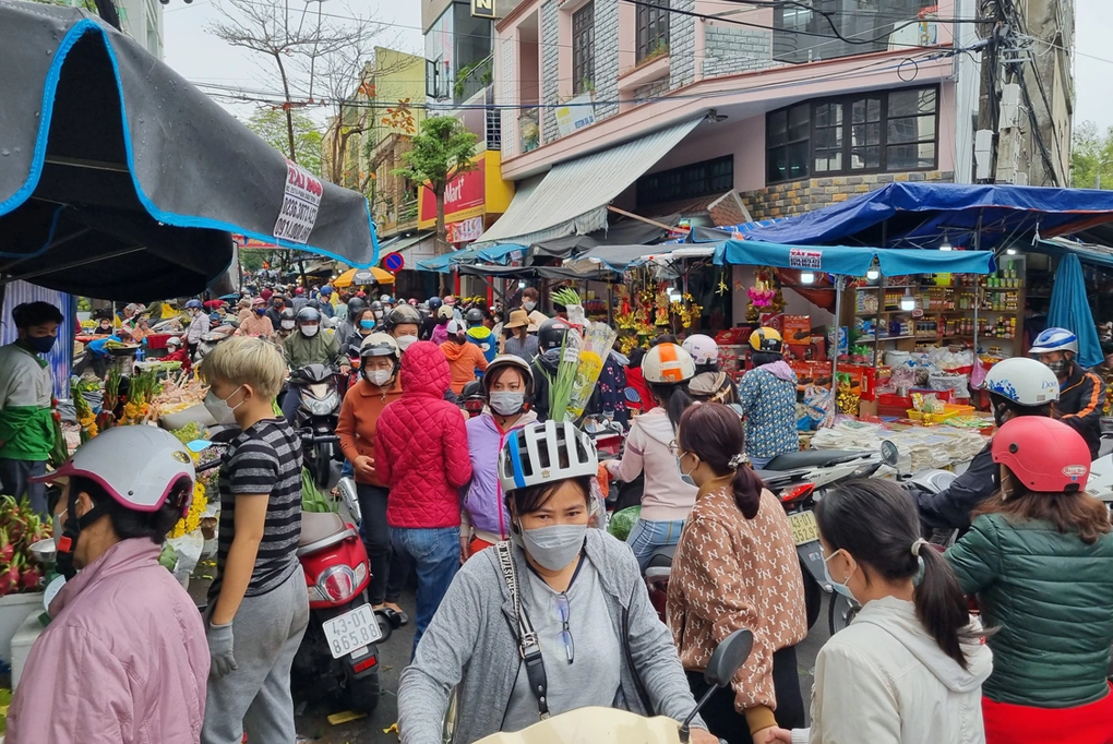 Cơn lốc hối hả trong những giờ phút cuối cùng của năm Ất Tỵ