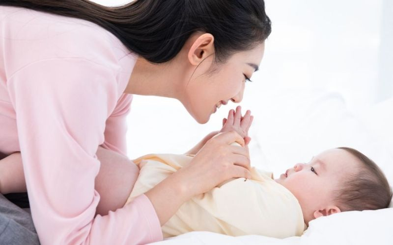 Sau sinh bao lâu thì mẹ bỉm được ra ngoài? Giải mã quan niệm ở cữ hiện đại