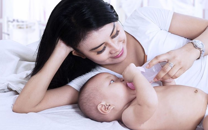 Sau sinh bao lâu thì mẹ bỉm được ra ngoài? Giải mã quan niệm ở cữ hiện đại