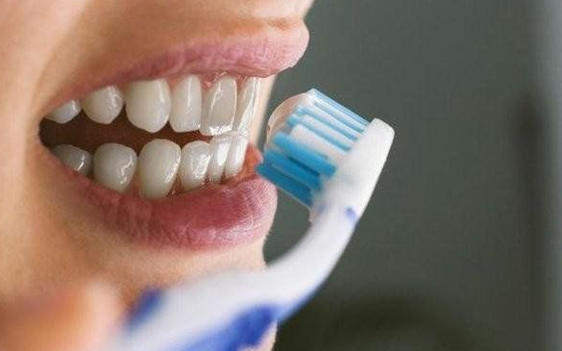 Sau sinh có được đánh răng không? Giải đáp từ chuyên gia để mẹ khỏe, răng xinh