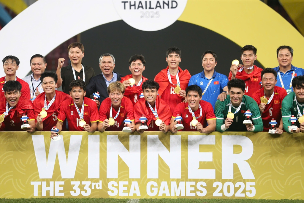 Thủ tướng Chính phủ trao tặng Bằng khen cho Ban huấn luyện U22 Việt Nam sau kỳ tích tại SEA Games 33