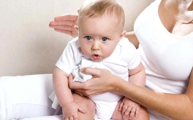 Tại sao em bé khóc sau khi bú? Nguyên nhân và cách xử lý hiệu quả