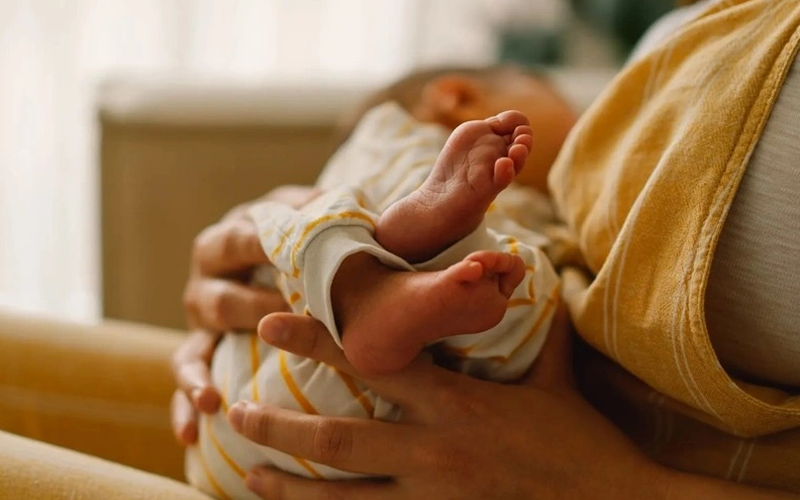 Tại sao em bé khóc sau khi bú? Nguyên nhân và cách xử lý hiệu quả