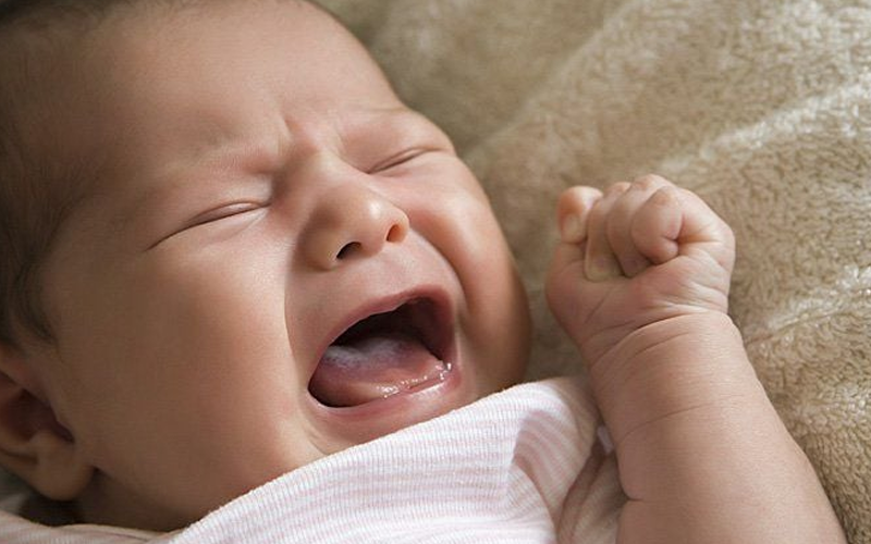 Tại sao em bé khóc sau khi bú? Nguyên nhân và cách xử lý hiệu quả