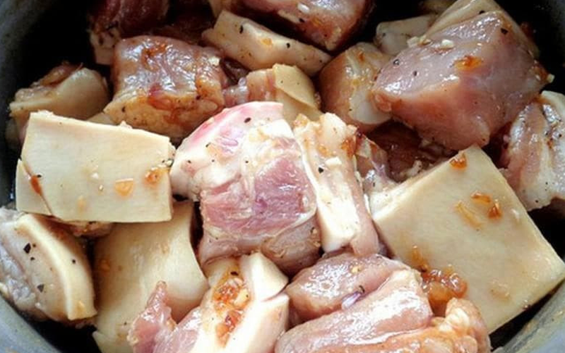 Cách làm thịt kho tàu chuẩn vị miền Tây nam bộ: Bí quyết nước dừa trong vắt, thịt mềm tan