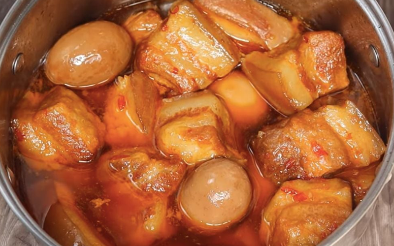 Cách làm thịt kho tàu chuẩn vị miền Tây nam bộ: Bí quyết nước dừa trong vắt, thịt mềm tan