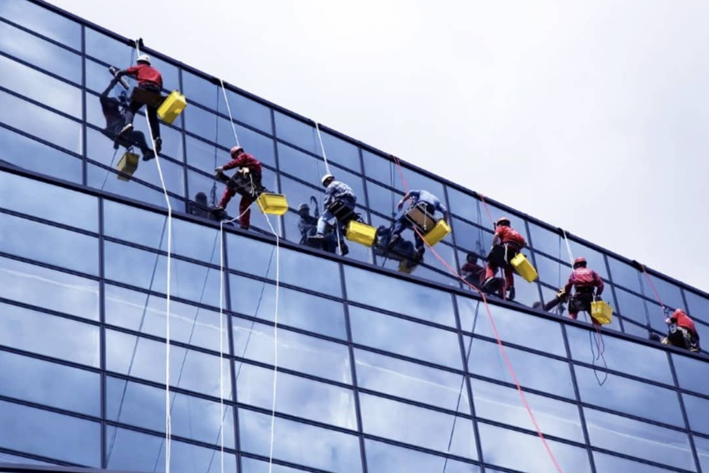 Top 5 dịch vụ lau kính tòa nhà chuyên nghiệp hàng đầu tại TP.HCM