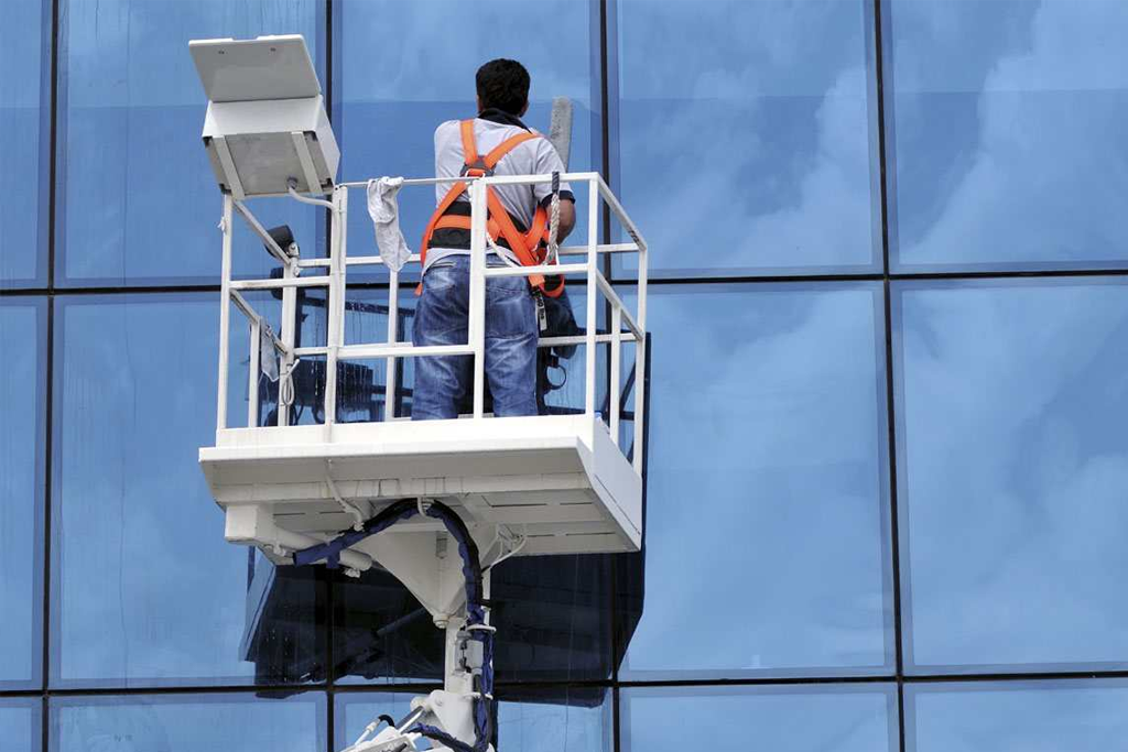 Top 5 dịch vụ lau kính tòa nhà chuyên nghiệp hàng đầu tại TP.HCM