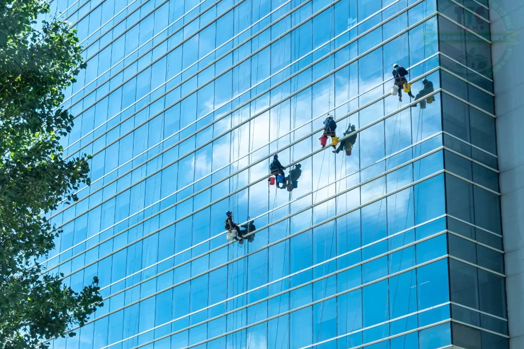 Top 5 dịch vụ lau kính tòa nhà chuyên nghiệp hàng đầu tại TP.HCM
