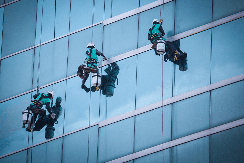 Top 5 dịch vụ lau kính tòa nhà chuyên nghiệp hàng đầu tại TP.HCM